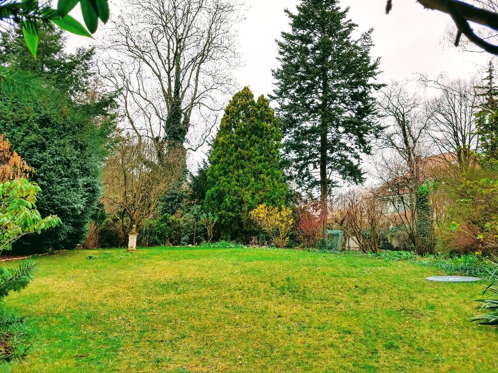 BerlinBÜROFLÄCHE IN WESTENDER ALTBAUVILLA MIT BLICK AUF