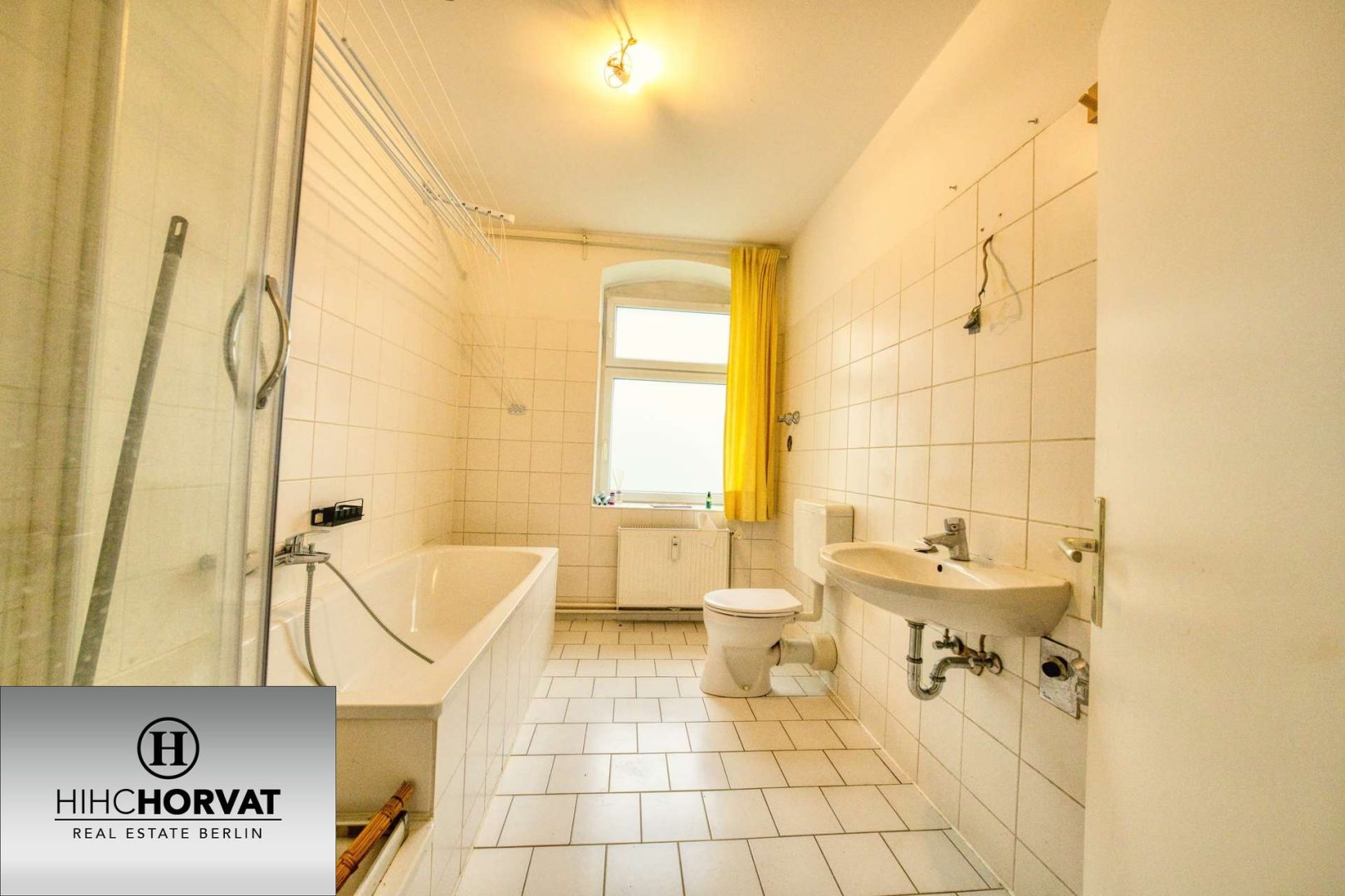 Badezimmer mit Wanne u. Dusche