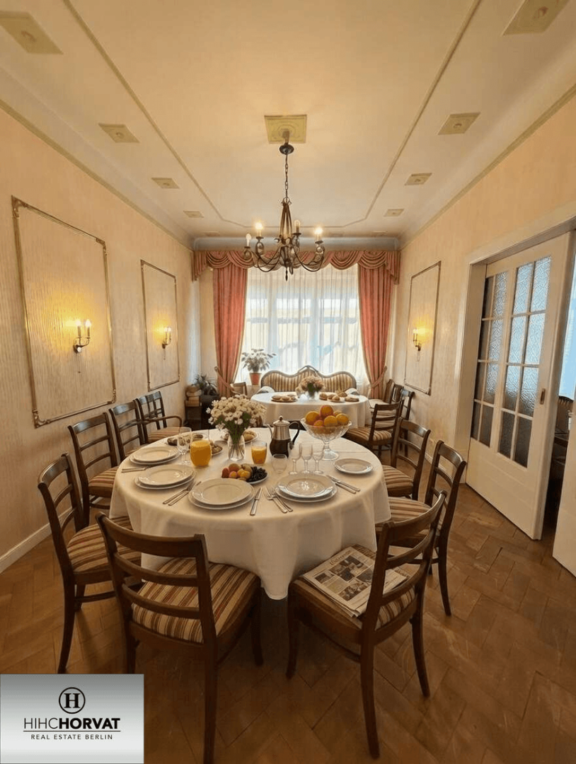 Frühstücksbereich 1 / Meetingraum (KI-Dekoration)