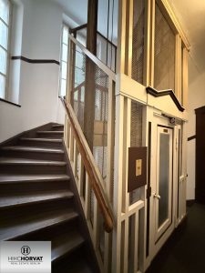 Treppenhaus mit Lift