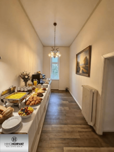 Frühstücksbuffet (KI-Dekoration)